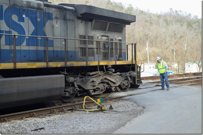 Yep, it’s on the ground. CSX 449 derailed. Shelby KY.